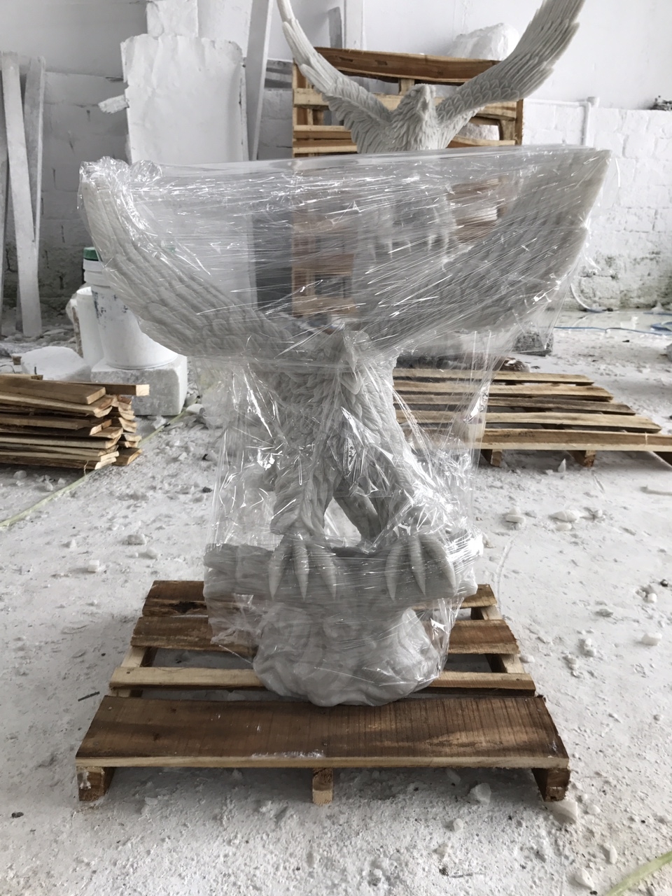 Gia công đại bàng và cá heo bằng đá tự nhiên cho khách sỉ